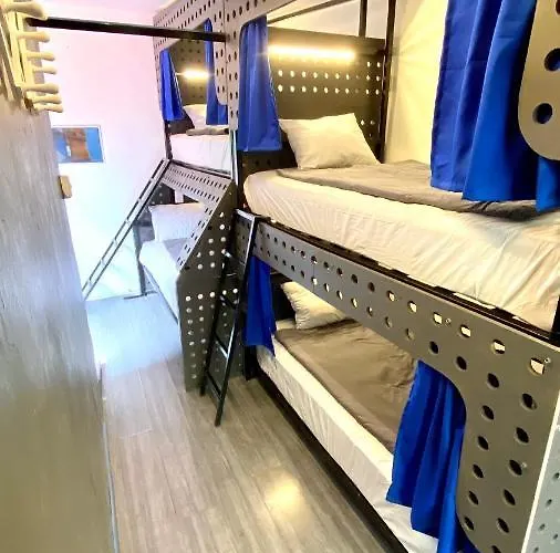 Hostal Roomies Roma *