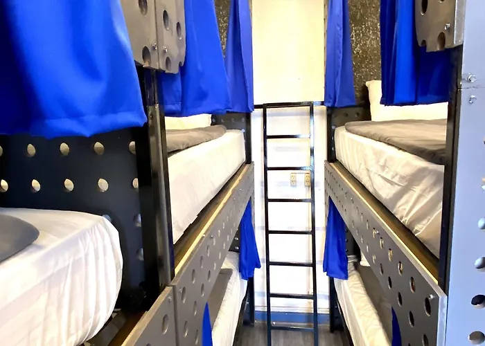 Hostal Roomies Roma *