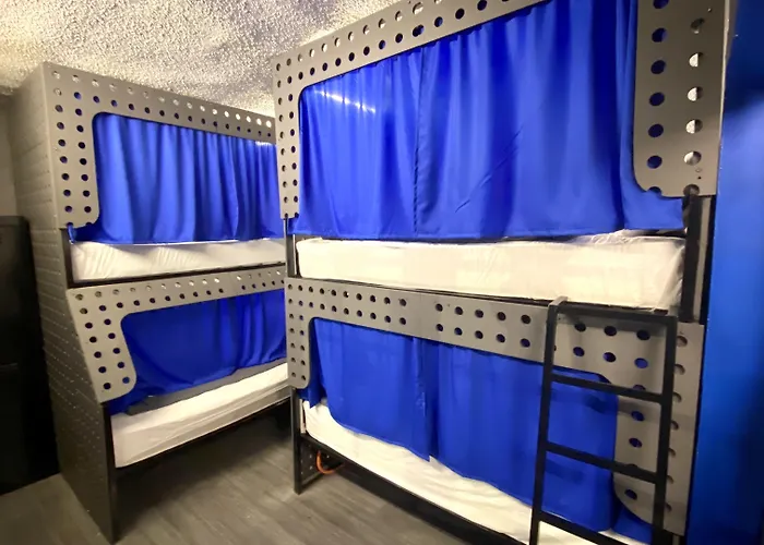 Hostal Roomies Roma *